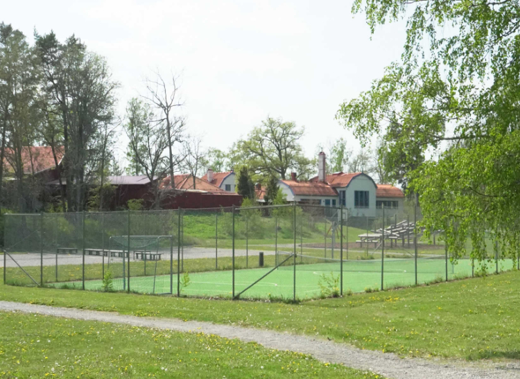 Multi-court i skärgårdsmiljö nära Norrtälje