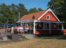 Seglarbaren vid hamnen