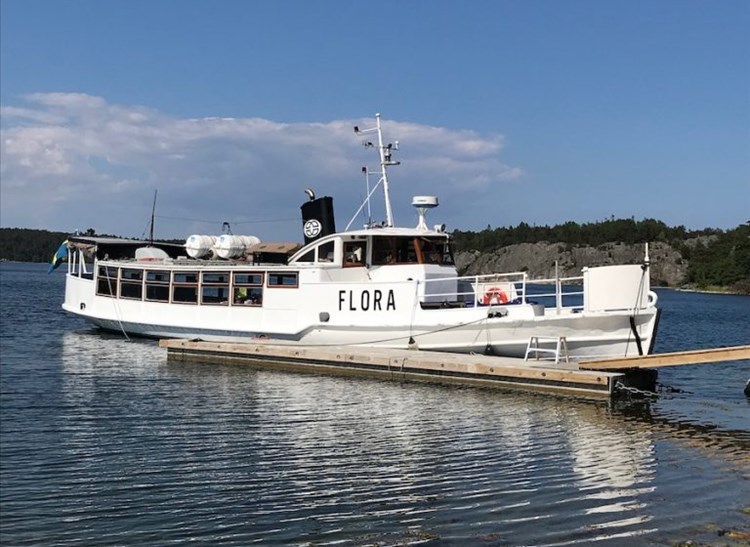 Boka båtcharter med M/S Flora
