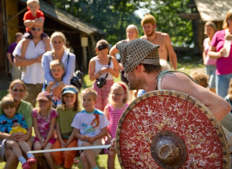 Vikingabyn Storholmen - ett arkeologiskt friluftsmuseum