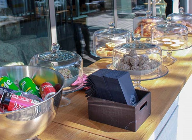 Utecafe utanför Bådan