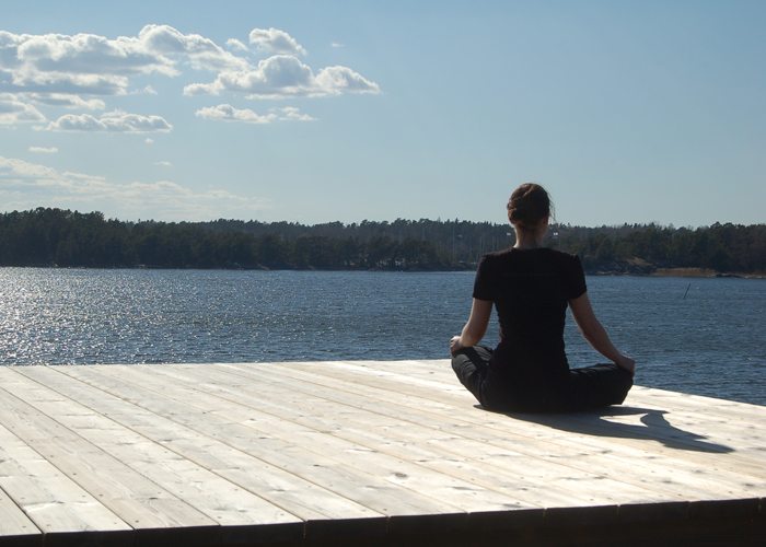 Låna med dig en yogamatta och meditera på helikopterplattan vid havet när det passar dig och vädret.